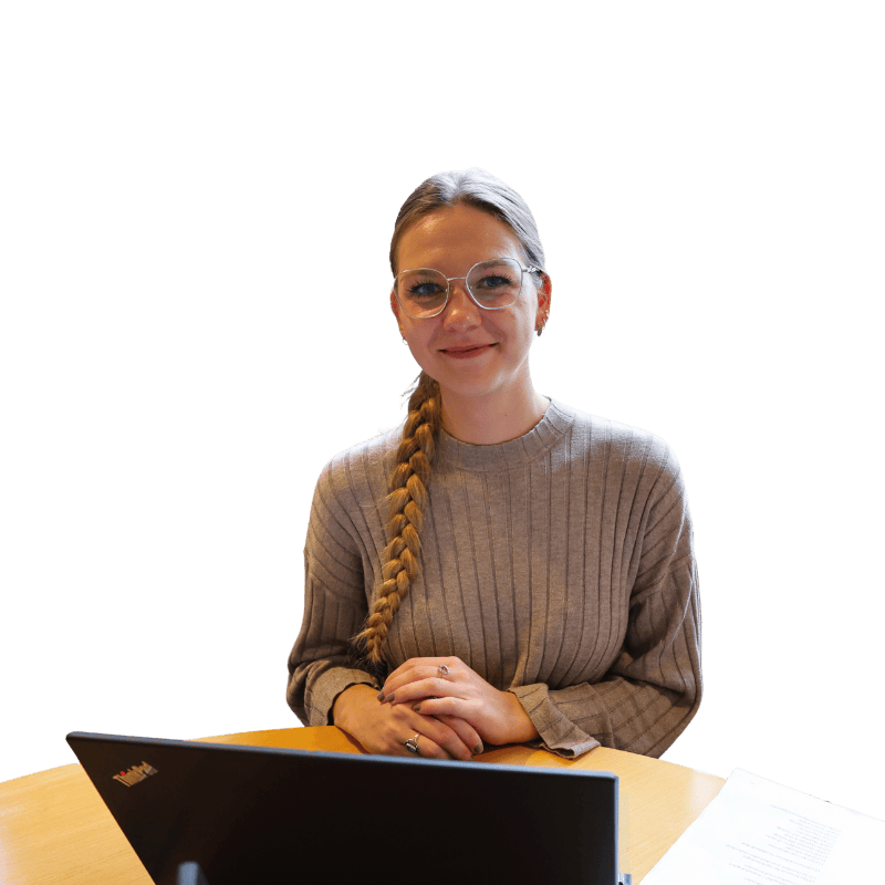 Kvinder, der sidder ved computer og kigger ud på den webside-besøgende