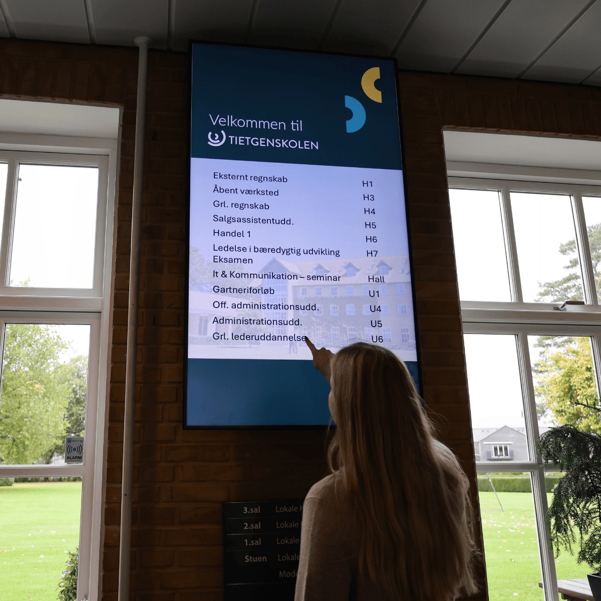 Pige peger på skærm for at illustrere søgen efter praktisk information