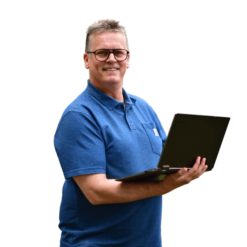 Kursist, der står med sin bærbare computer