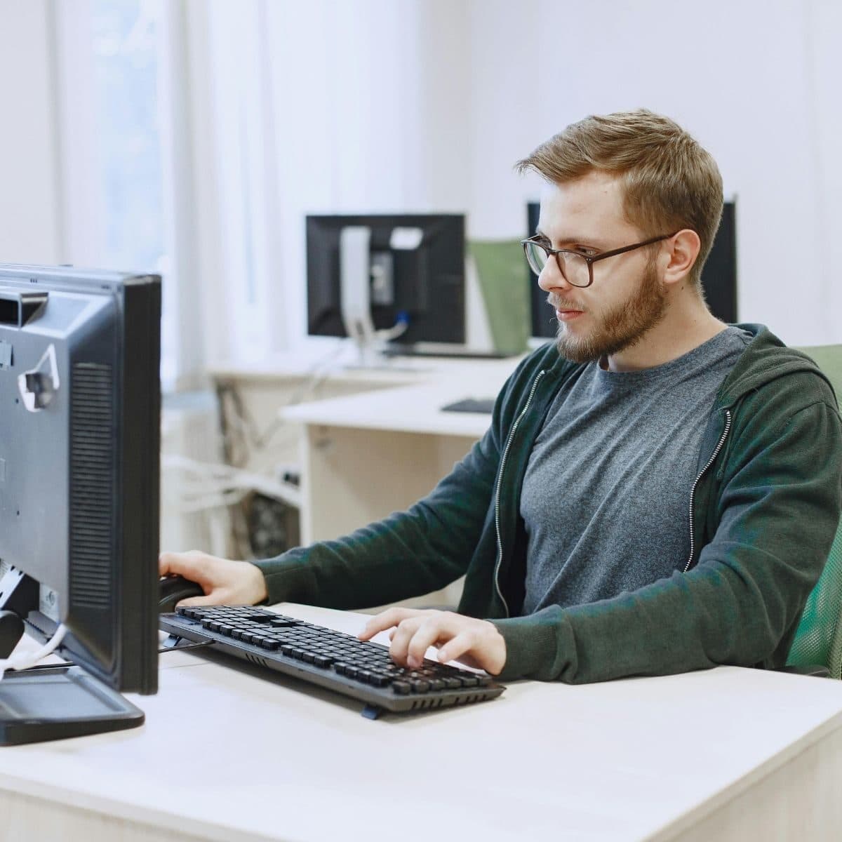 Kursist, der sidder ved sin computer