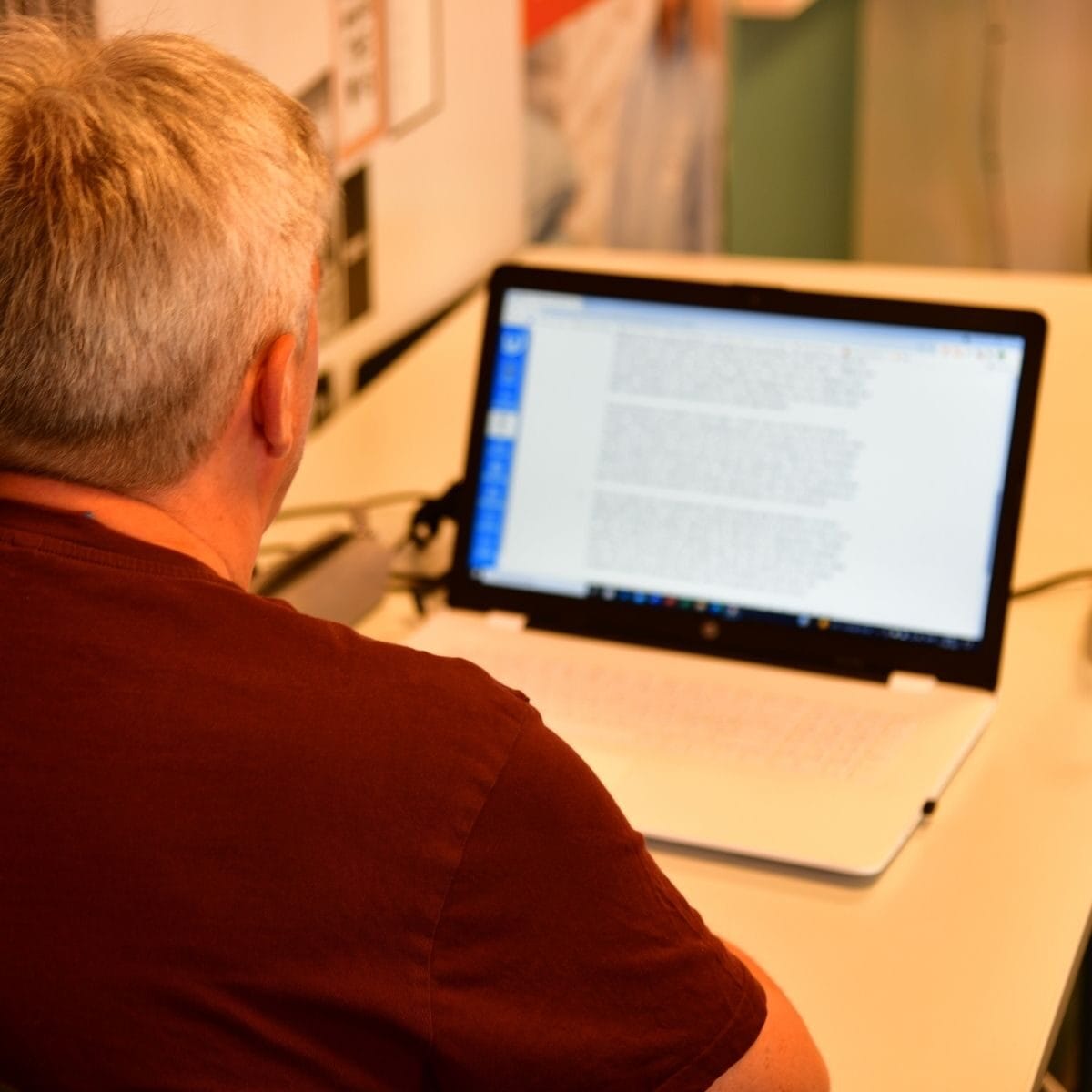 mand, der sidder ved sin pc og er logget ind på Canvas